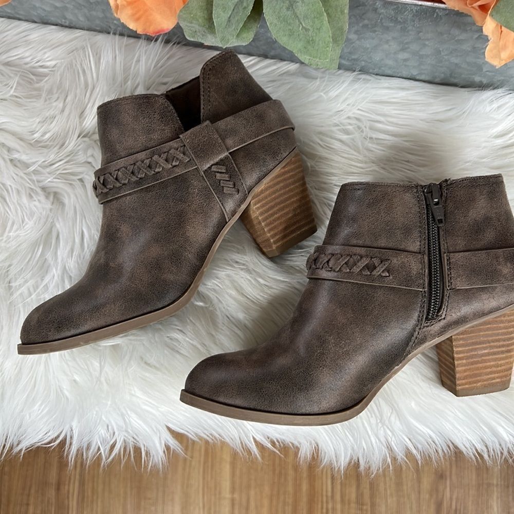 Report Carl Booties  - Picture 7 of 11